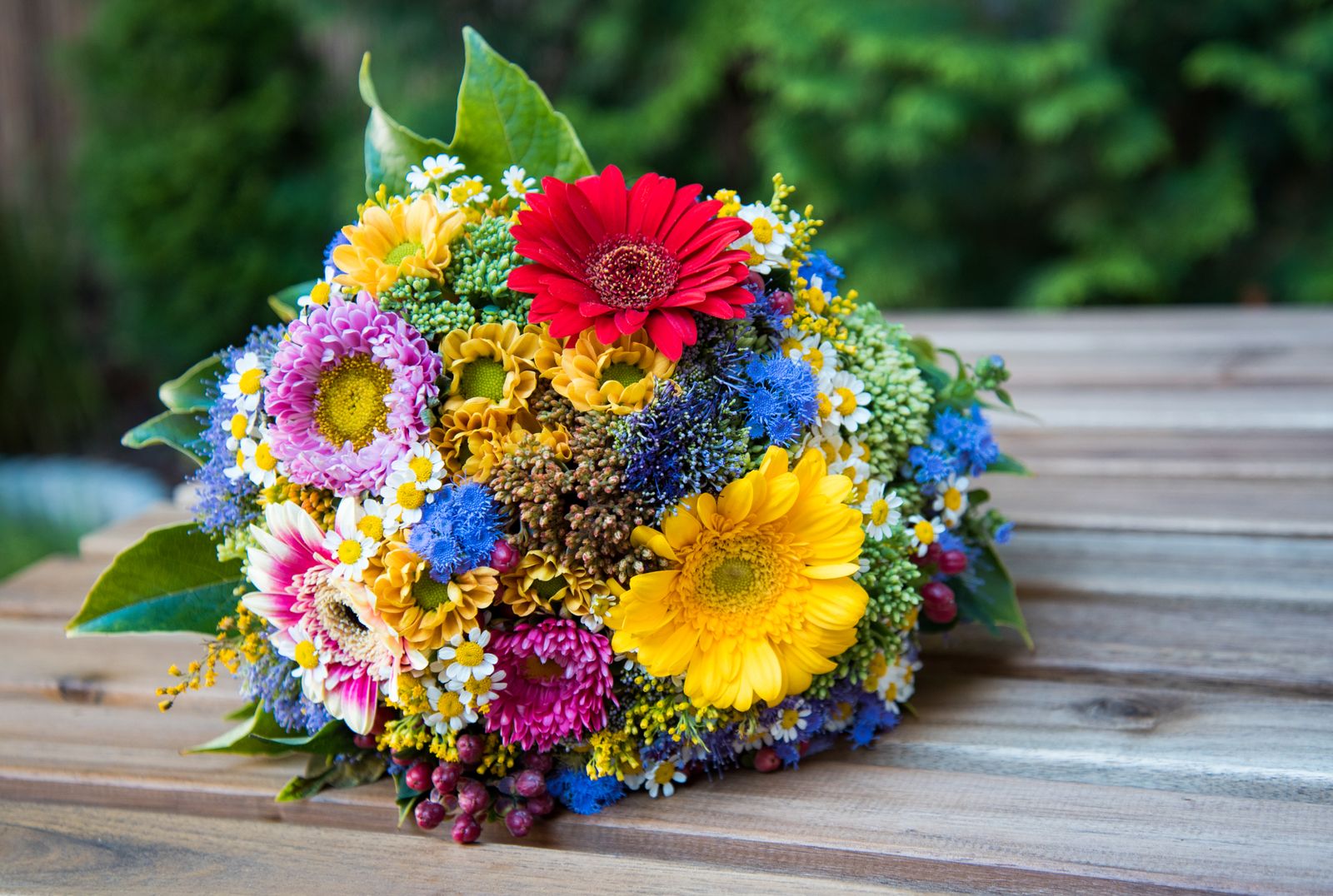 Buchet floral colorat pe masă de lemn